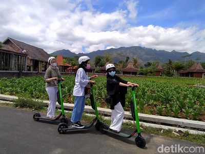Yang Lagi Ngehits di Magelang: Keliling Borobudur Naik Skuter