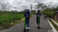 Bagi wisatawan yang ingin keliling desa-desa sekitar Candi Borobudur dengan skuter bisa memesan terlebih dahulu. Adapun salah satu pengelola skuter bisa ditemukan di akun instagram @skuterfun.borobudur. Di sini nantinya wisatawan bisa memesan untuk mendapatkan skuter tersebut. (Eko Susanto/detikTravel)