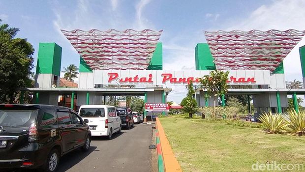 Pemerintah Kabupaten Pangandaran menutup total akses menuju pantai barat dan pantai timur Pangandaran pada Minggu (19/9/2021).