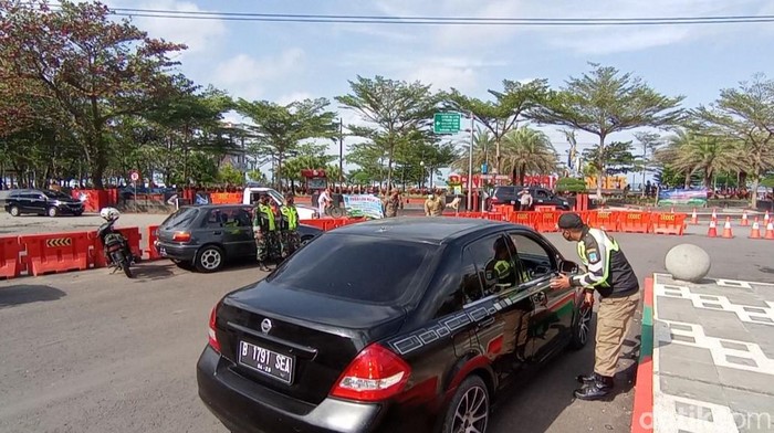 Pemerintah Kabupaten Pangandaran menutup total akses menuju pantai barat dan pantai timur Pangandaran pada Minggu (19/9/2021).