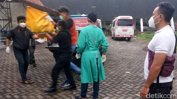 Mayat bayi ditemukan tersangkut di bebatuan sungai Desa/Kecamatan Tegalsari, Banyuwangi. Mayat bayi laki-laki itu ditemukan warga yang sedang memancing.