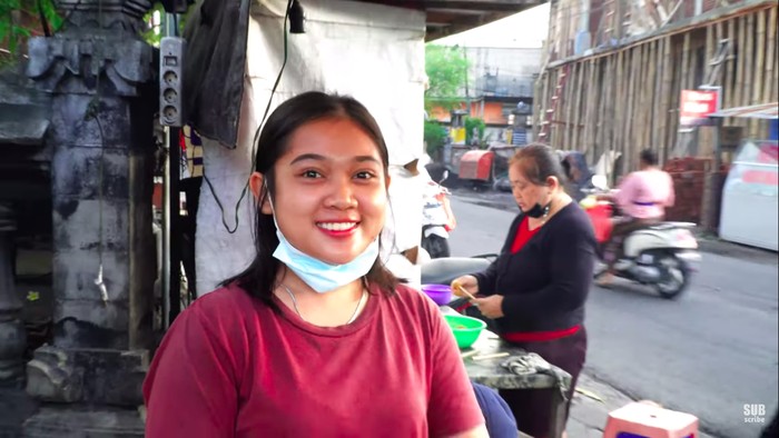 Salut! Penjual Sate Lilit Cantik Ini Tak Gengsi Bantu Jualan Orangtua