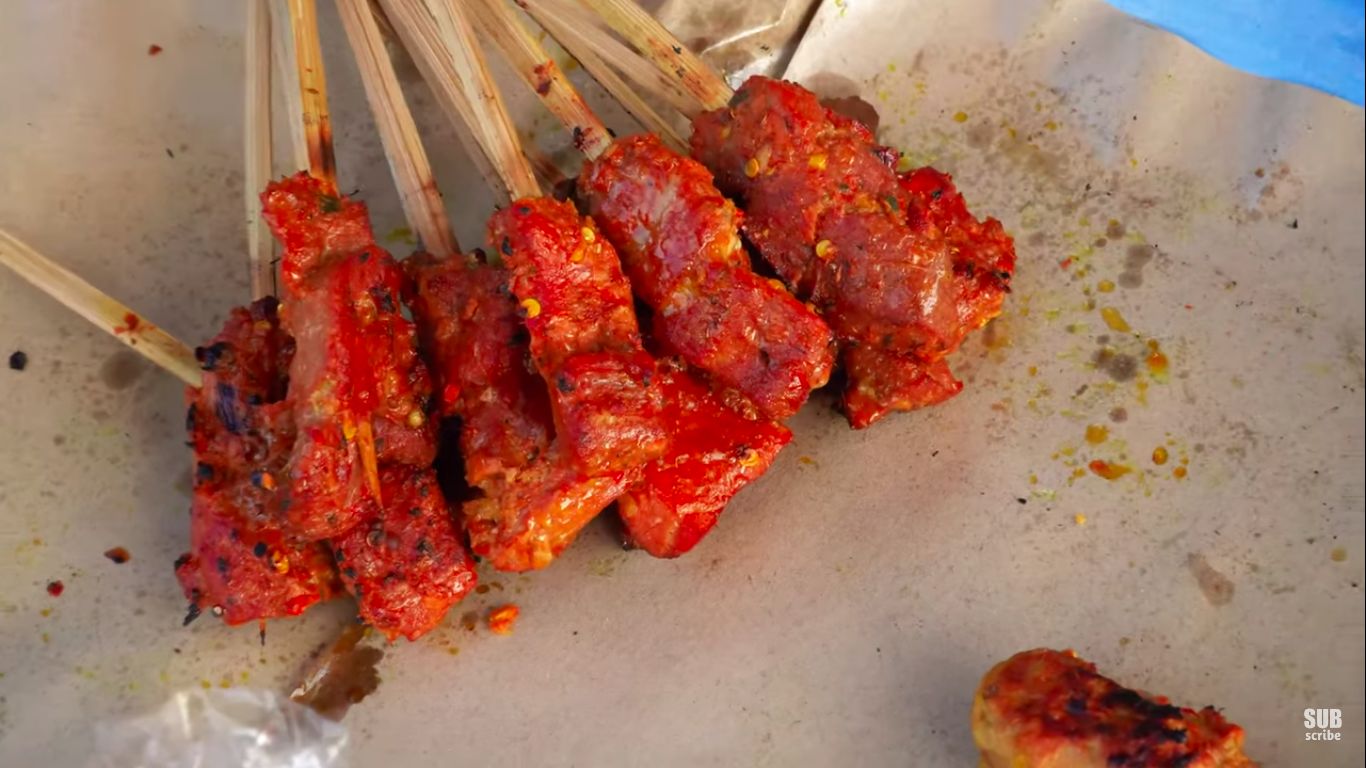 Salut! Penjual Sate Lilit Cantik Ini Tak Gengsi Bantu Jualan Orangtua