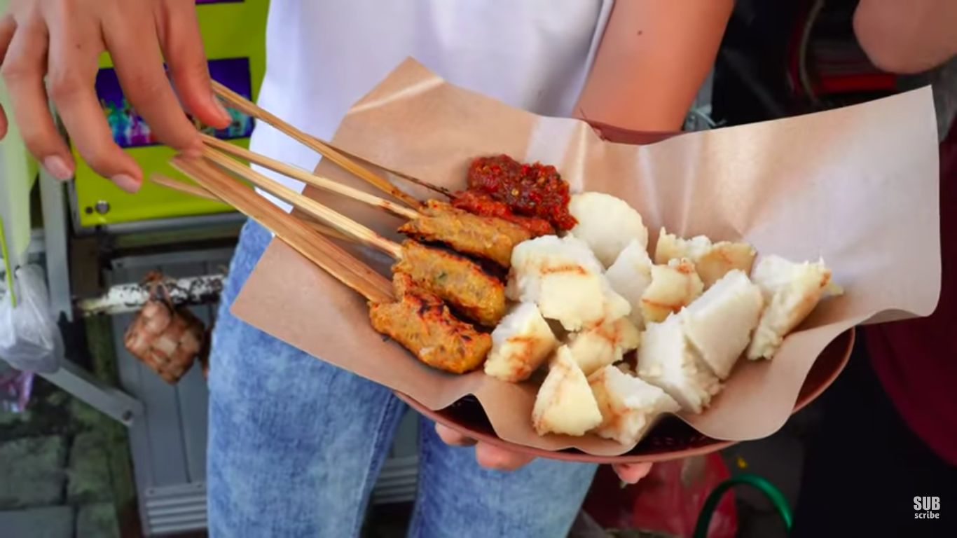 Salut! Penjual Sate Lilit Cantik Ini Tak Gengsi Bantu Jualan Orangtua