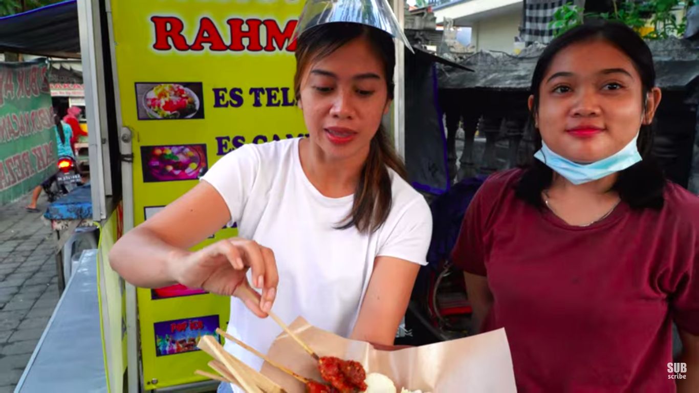 Salut! Penjual Sate Lilit Cantik Ini Tak Gengsi Bantu Jualan Orangtua