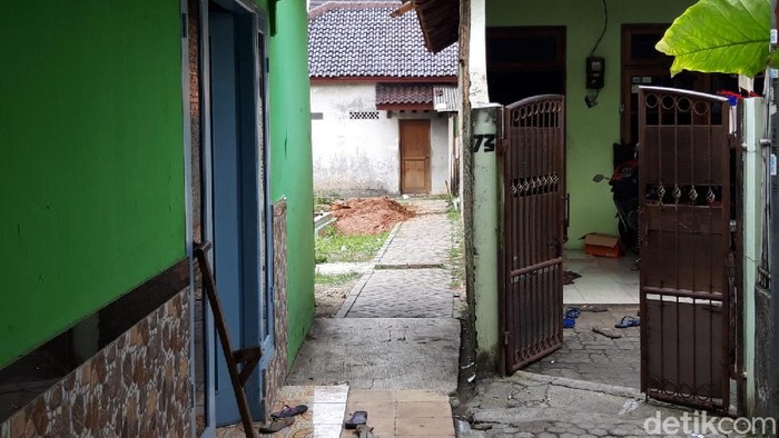 Pintu samping rumah ketua majelis taklim tempat penembakan di Tangerang