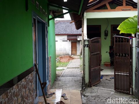 Pintu samping rumah ketua majelis taklim tempat penembakan di Tangerang