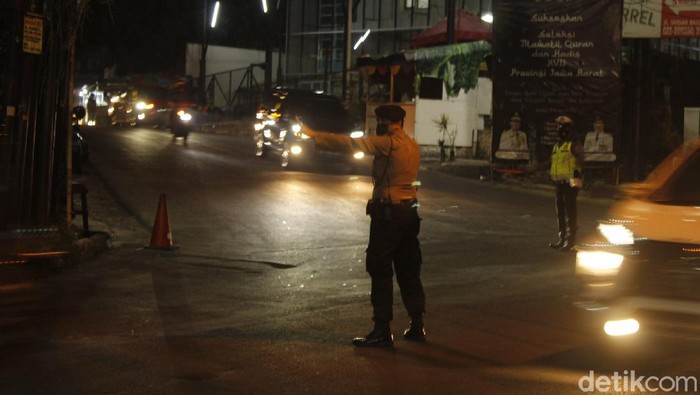 Polisi melakukan buka tutup jalan di kawasan Lembang