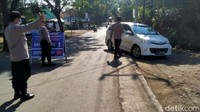 Setiap kendaraan wisatawan yang masuk ke kawasan Cipanas diperiksa petugas di dua titik tersebut. Ganjil genap plat nomor yang diperkenankan masuk dilihat dari nomor akhir kendaraan dan waktu saat masuk. Dua hari penerapan aturan ganjil genap di wilayah Cipanas sejak kemarin, petugas sudah memutarbalikkan ratusan kendaraan wisatawan.