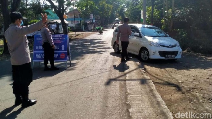 Polisi Terapkan Ganjil Genap di Wisata Cipanas Polisi memberlakukan aturan ganjil genap (Gage) plat nomor kendaraan di destinasi wisata Cipanas, Garut. Kendaraan wisatawan yang tidak sesuai aturan diputar balik.
