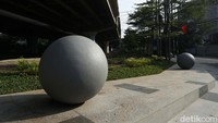 Trotoar kawasan tersebut dihiasi oleh Bollard.