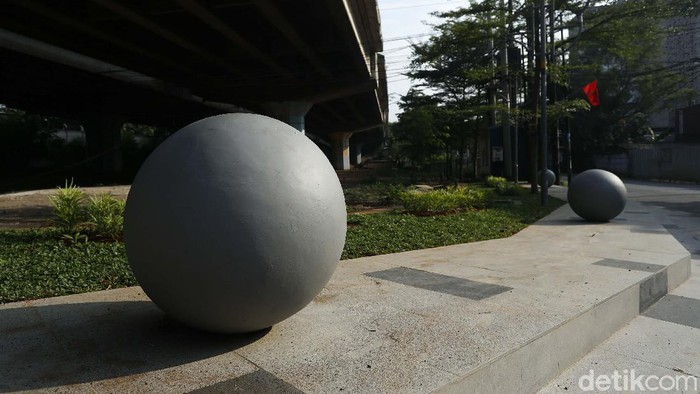 Potret Kolong Tol JORR Cikunir yang Berubah Wajah Kolong Jembatan Tol JORR Cikunir Kota Bekasi, dulu terlihat kumuh dan tidak terawat. Kini kawasan tersebut telah ditata dan menjadi cantik.