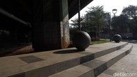 Bollard tersebut juga berfungsi untuk menghalangi kendaraan naik ke trotoar. 