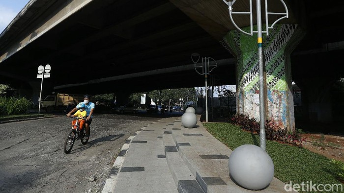 Kolong Jembatan Tol JORR Cikunir Kota Bekasi, dulu terlihat kumuh dan tidak terawat. Kini kawasan tersebut telah ditata dan menjadi cantik.
