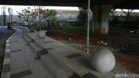 Begini wajah kolong Tol JORR Cikunir yang ditata jadi rapi dan indah.