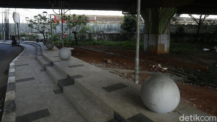 Potret Kolong Tol JORR Cikunir yang Berubah Wajah Kolong Jembatan Tol JORR Cikunir Kota Bekasi, dulu terlihat kumuh dan tidak terawat. Kini kawasan tersebut telah ditata dan menjadi cantik.