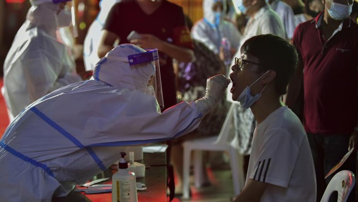 Potret Nakes China Dikirim ke Daerah untuk Tangani Amukan COVID-19