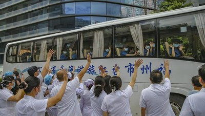 Potret Nakes China Dikirim ke Daerah untuk Tangani Amukan COVID-19