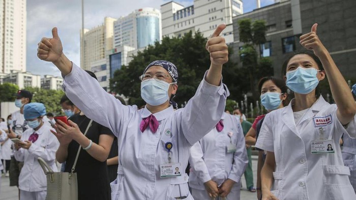 Potret Nakes China Dikirim ke Daerah untuk Tangani Amukan COVID-19