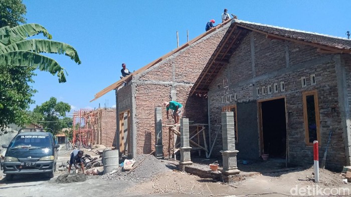 Potret warga Desa Kranggan, Kecamatan Polanharjo, Klaten mulai membangun rumah usai menerima proyek ganti rugi Tol Yogya-Solo, Minggu (19/9/2021).