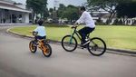 Potret Bahagia Jokowi Melepas Rindu ke Jan Ethes