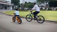 Jokowi mengaku jarang bertemu dengan Jan Ethes sejak pandemi melanda Indonesia. Kini Jan Ethes, kata Jokowi, sudah lincah menemaninya jalan pagi dan bersepeda di Istana Yogya. (Foto: YouTube Presiden Joko Widodo)