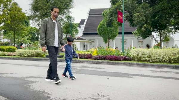 Potret Bahagia Jokowi Melepas Rindu ke Jan Ethes
