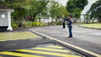 Ada momen menarik di video itu. Jan Ethes tampak melambaikan tangannya ke arah gerbang Istana. (Foto: YouTube Presiden Joko Widodo)