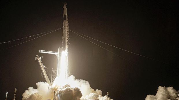 A SpaceX Falcon 9 lifts off with four private citizens from pad 39A at the Kennedy Space Center in Cape Canaveral, Fla., Wednesday Sept. 15, 2021. (AP Photo/John Raoux)