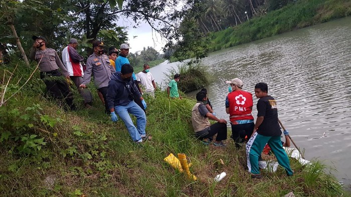 Proses evakuasi jenazah pria misterius di Sungai Serang, Kulon Progo