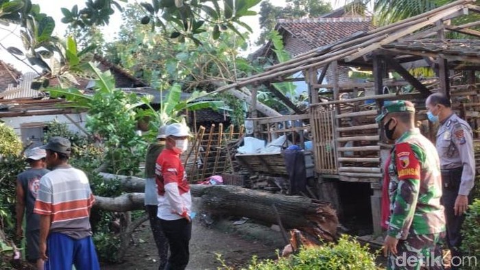 Puting beliung menerjang Dusun Sumberjo, Desa Wringinagung, Kecamatan Gambiran, Banyuwangi. Ada 35 rumah yang rusak parah hingga sedang.