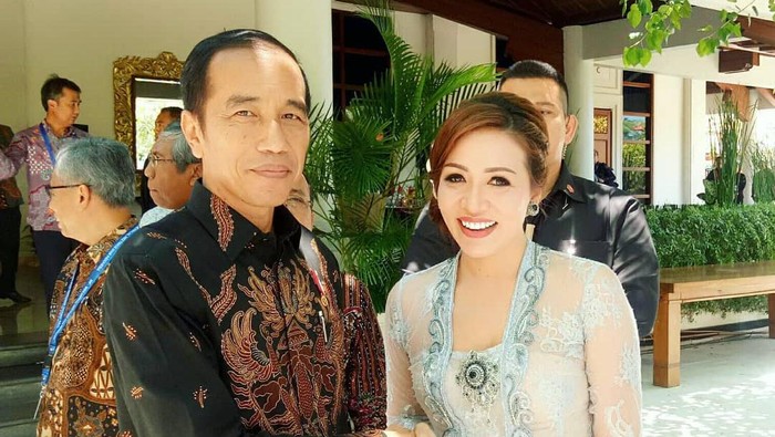 Putu Dessy Fridayanthi berfoto bareng Presiden Jokowi (Dok istimewa)