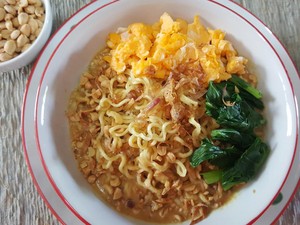 Resep Mie Instan Nyemek Saus Kacang yang Creamy Gurih