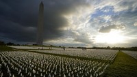 Ribuan bendera putih dipajang di depan Monumen Washington, Washington, Amerika Serikat, Jumat (17/9/2021) waktu setempat.  
