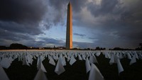 Instalasi ini untuk mengenang orang Amerika yang telah meninggal karena COVID-19.  