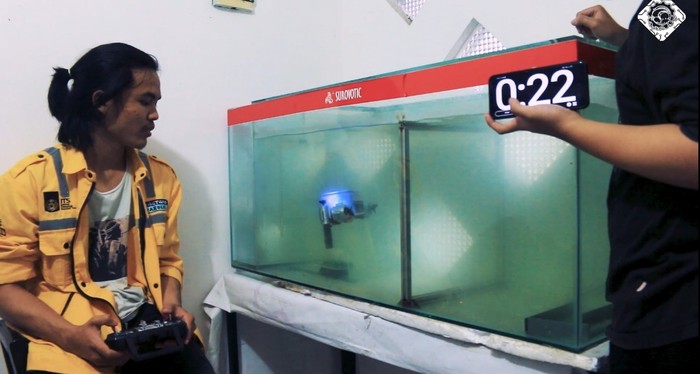 Robot Sea Wasp saat uji coba pengangkutan kelereng sebagai objek bawah air.