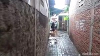 Lokasi penembakan berada di sebuah gang sempit berukuran kurang lebih dua meter. Rumah korban berada kira-kira 20 meter dari jalan raya jika menelusuri gang.