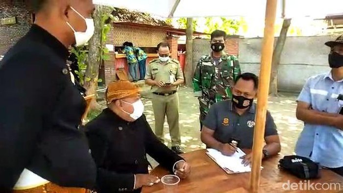 Satpol PP Boyolali membubarkan hajatan di restoran karena melanggar ketentuan PPKM, Minggu (19/9/2021).