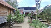 Dari jalan raya, pengunjung perlu menempuh jarak sekitar 5 kilometer untuk menuju ke lokasi ponpes ini. Jalan yang dilalui terus menaiki pegunungan dan melintasi area hutan. (Arif Syaefudin/detikcom)