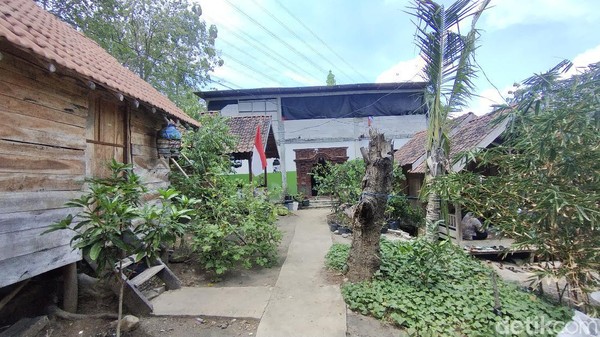 Dari jalan raya, pengunjung perlu menempuh jarak sekitar 5 kilometer untuk menuju ke lokasi ponpes ini. Jalan yang dilalui terus menaiki pegunungan dan melintasi area hutan. (Arif Syaefudin/detikcom) Dari jalan raya, pengunjung perlu menempuh jarak sekitar 5 kilometer untuk menuju ke lokasi ponpes ini. Jalan yang dilalui terus menaiki pegunungan dan melintasi area hutan. (Arif Syaefudin/detikcom)
