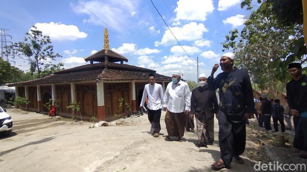 Syaifullah menyebut pondok pesantren Nurul Musthofa memiliki luas 4 hektare yang berada tepat di kawasan hutan yang dikelola KPH Kebonharjo. (Arif Syaefudin/detikcom) Syaifullah menyebut pondok pesantren Nurul Musthofa memiliki luas 4 hektare yang berada tepat di kawasan hutan yang dikelola KPH Kebonharjo. (Arif Syaefudin/detikcom)