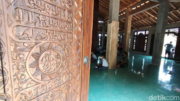 Ponpes Nurul Musthofa ini diasuh oleh KH Syaifullah. Seluruh aktivitasnya berada di area hutan, dan jauh dari wilayah perkampungan. (Arif Syaefudin/detikcom) Ponpes Nurul Musthofa ini diasuh oleh KH Syaifullah. Seluruh aktivitasnya berada di area hutan, dan jauh dari wilayah perkampungan. (Arif Syaefudin/detikcom)