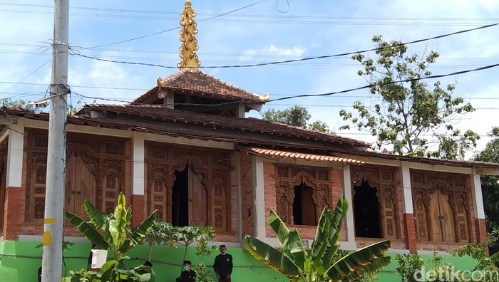 Pondok pesantren (ponpes) di Rembang ini terbilang unik karena berlokasi di atas gunung yang dikelilingi hutan.