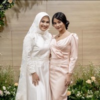 Anak dari Ikke Nurjanah dan Aldi Bragi baru saja lulus dari Universitas Indonesia dan berhasil memperoleh gelar Sarjana Hukum. Siti Adira Kania berhasil mendapat predikat Cum Laude dengan IPK 3,78. Foto: Instagram/@adirakania