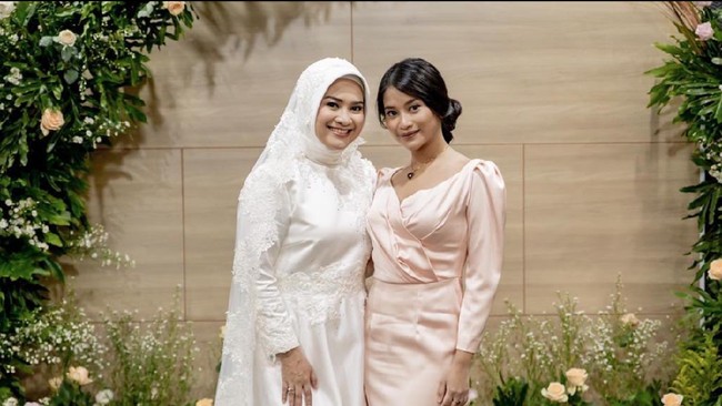 Anak dari Ikke Nurjanah dan Aldi Bragi baru saja lulus dari Universitas Indonesia dan berhasil memperoleh gelar Sarjana Hukum. Siti Adira Kania berhasil mendapat predikat Cum Laude dengan IPK 3,78. Foto: Instagram/@adirakania