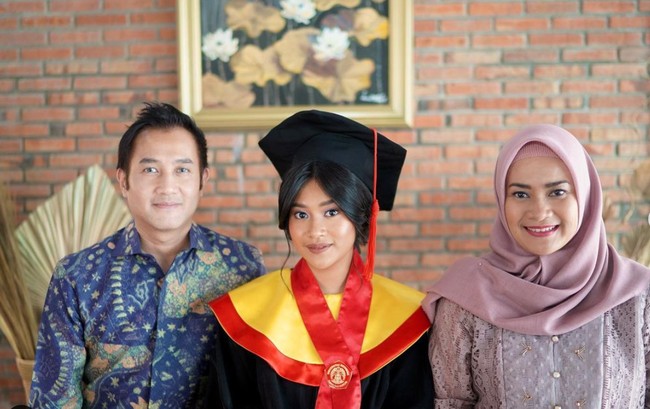 Momen kelulusan Siti Adira Kania juga tampak diunggah oleh Ikke Nurjanah di Instagram Storynya. Tampak Aldi Bragi yang menggunakan batik biru dan Ikke Nurjanah yang mengenakan busana serba dusty pink. Foto: Instagram/@adirakania