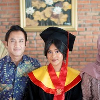 Momen kelulusan Siti Adira Kania juga tampak diunggah oleh Ikke Nurjanah di Instagram Storynya. Tampak Aldi Bragi yang menggunakan batik biru dan Ikke Nurjanah yang mengenakan busana serba dusty pink. Foto: Instagram/@adirakania