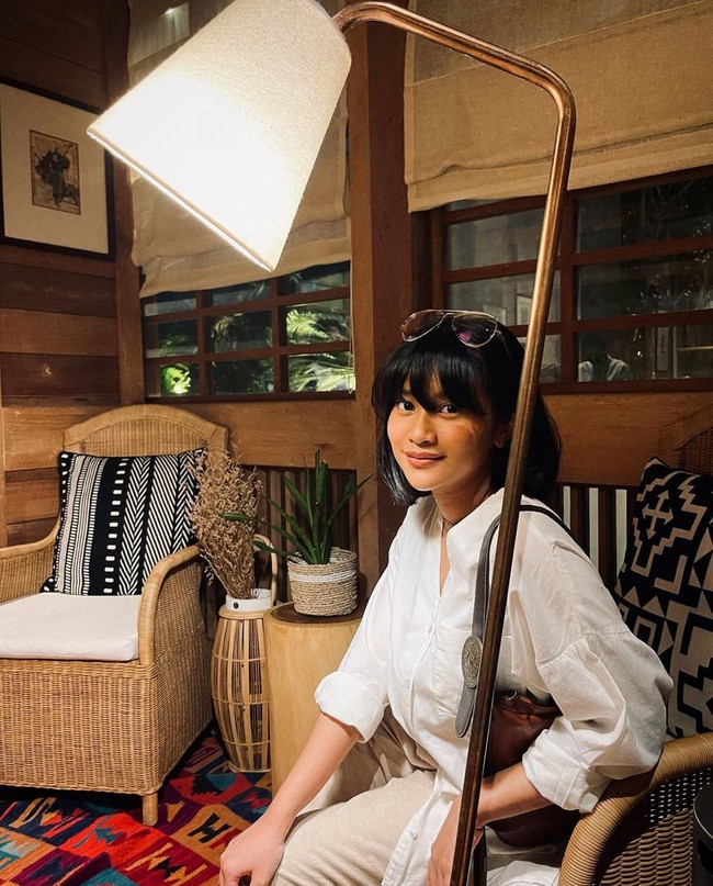 Kelulusan Adira dengan memperoleh nilai yang memuaskan tentunya menjadi kebanggan tersendiri bagi kedua orangtuanya, Ikke Nurjanah dan Aldi Bragi. Walaupun kedua orangtuanya sudah berpisah sejak kecil namun Adira bisa membuktikan bahwa dirinya tetap bisa berprestasi. Foto: Instagram/@adirakania