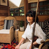 Kelulusan Adira dengan memperoleh nilai yang memuaskan tentunya menjadi kebanggan tersendiri bagi kedua orangtuanya, Ikke Nurjanah dan Aldi Bragi. Walaupun kedua orangtuanya sudah berpisah sejak kecil namun Adira bisa membuktikan bahwa dirinya tetap bisa berprestasi. Foto: Instagram/@adirakania