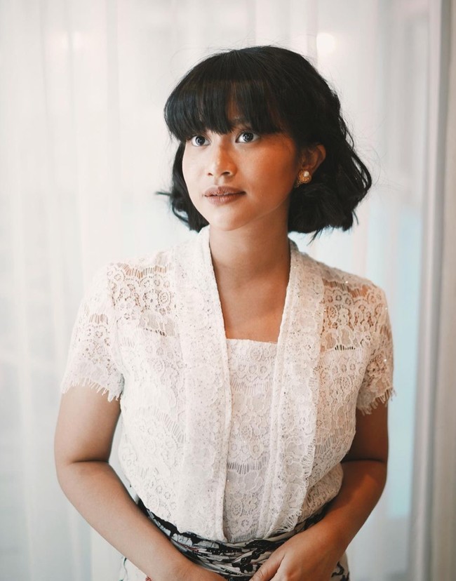 Adira sendiri termasuk ke dalam mahasiswi dengan IPK tertinggi. Hal itu diketahui melalui unggahan Instagram Storynya. Dalam Instagram Storynya itu Adira terlihat mengunggah ulang postingan salah satu tantenya yang memperlihatkan gelar dan nilai IPK-nya. Foto: Instagram/@adirakania